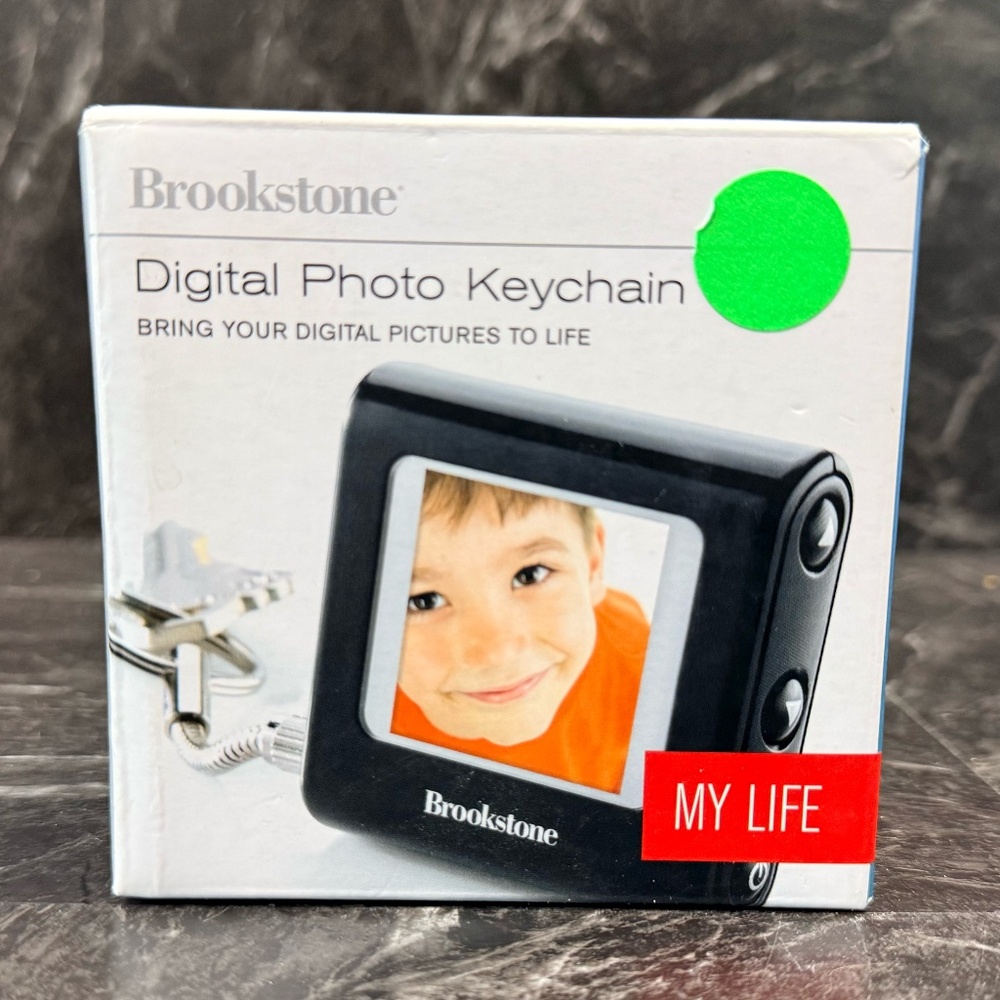 BROOKSTONE Digital Photo Keychain - Picture 10 of 12
